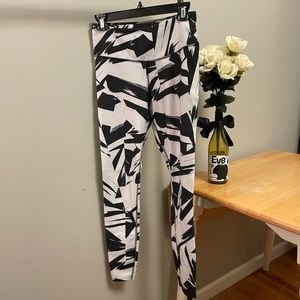 Nike Legend 7/8 legging in black and white pattern size S